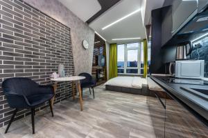 een kleine kamer met een bed en een keuken met een bed gmaxwell gmaxwell bij Luxury Apartments in Downtown in Kiev
