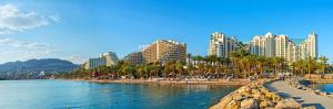 einen Strand in einer Stadt mit hohen Gebäuden und Palmen in der Unterkunft מלוני דירות נופש אילת - Melony Apartments Eilat in Eilat