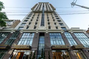 Luxury Apartments in Downtown في كييف: مبنى طويل مع علامة تشير إلى أن مجموعة الرحمة