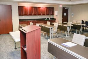 uma sala de jantar com mesas, cadeiras e armários em Holiday Inn Express Winona, an IHG Hotel em Winona