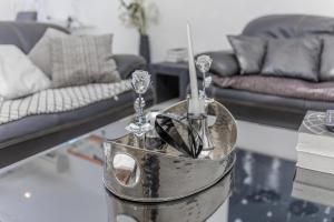 a living room with a glass table with tongs at Appartement à 700m gare centrale/plage in Pointe-Noire