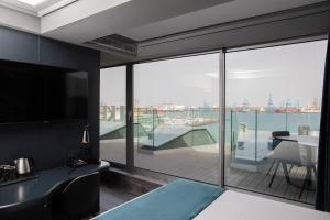 1 dormitorio con vistas a un balcón en Silken Saaj Las Palmas, en Las Palmas de Gran Canaria