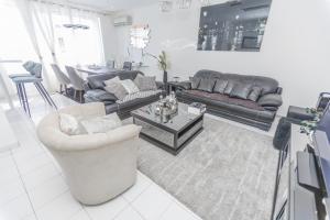 sala de estar con sofás y mesa en Appartement à 700m gare centrale/plage en Pointe-Noire