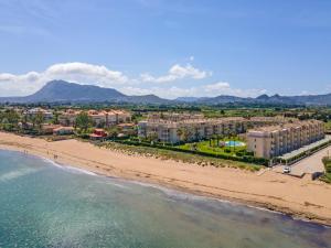 - une vue aérienne sur la plage et les bâtiments dans l'établissement Anacasa Bahia de Denia Les Marines AP2111, à Dénia
