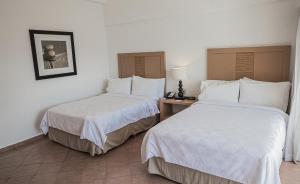 Cama o camas de una habitación en Holiday Inn Resort Acapulco, an IHG Hotel