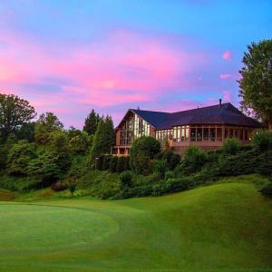 una casa en un campo de golf con un green en Kingwood Resort & Winery, en Clayton