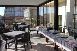 szereg stołów i krzeseł na patio w obiekcie Radik Guest Rooms w mieście Sozopol