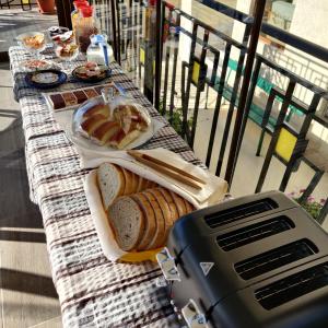 ソゾポルにあるRadik Guest Roomsのテーブル(パン付)とトースター