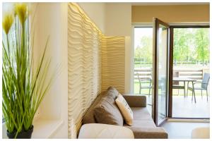 salon z kanapą i stołem w obiekcie Kenese Regatta Apartman w mieście Balatonkenese
