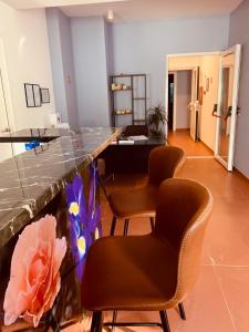 a room with three chairs and a bar with a counter at Hotel Elu Iris in Split