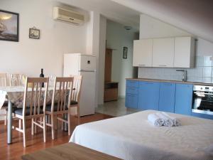 Kuchyň nebo kuchyňský kout v ubytování Apartments Niksa