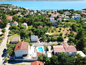 una vista aerea di un quartiere residenziale con case di Villa Golden Apple a Seline