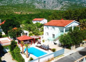 widok z lotu ptaka na dom z basenem w obiekcie Villa Golden Apple w mieście Seline