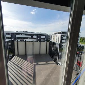 un balcón con vista a un edificio en Berylowa Apartament, en Konin