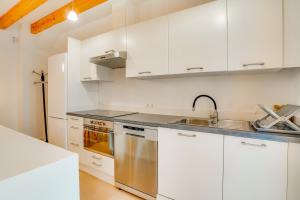 Kuchyňa alebo kuchynka v ubytovaní Duplex Palma Apartment - with garage