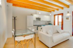 een woonkamer met een glazen tafel en een witte bank bij Duplex Palma Apartment - with garage in Palma de Mallorca