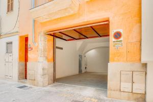 un edificio con una puerta abierta en un patio en Duplex Palma Apartment - with garage en Palma de Mallorca
