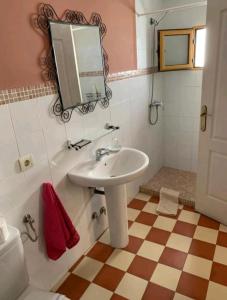 La salle de bains est pourvue d'un lavabo et d'un miroir. dans l'établissement Casa Rural Hotel La Placeta AYORA, à Ayora