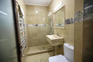 Koupelna v ubytování SANTORINI CAMERE DE INCHIRIAT mamaia nord + 24 fotografií