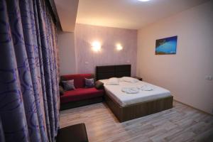 Postel nebo postele na pokoji v ubytování SANTORINI CAMERE DE INCHIRIAT mamaia nord