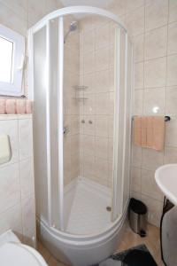 y baño con ducha y lavamanos. en Pepi Apartments 2 en Zadar