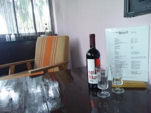 TiszagyendaにあるB&B Puszta Eldoradoのグラスワイン1本