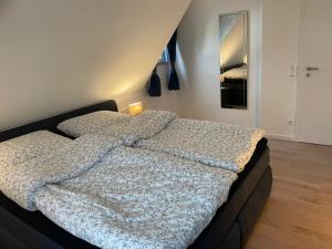 una camera da letto con un letto coperto di Gemütliche Dachgeschosswohnung a Aßlar