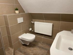 Koupelna v ubytování Gemütliche Dachgeschosswohnung + 9 fotografií