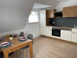 Kuchyň nebo kuchyňský kout v ubytování Gemütliche Dachgeschosswohnung