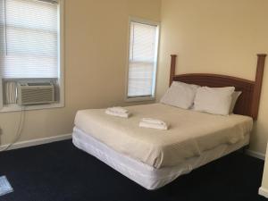 Un pat sau paturi într-o cameră la The Belmar Inn