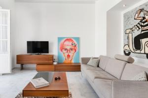 sala de estar con sofá y TV en Casa Margot Cádiz, en Cádiz