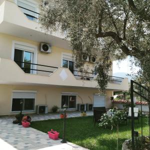 a house with a balcony and a yard at Tsafas Αpartments in Limenas