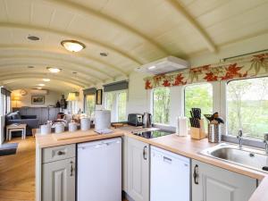eine Küche mit Spüle und Arbeitsplatte in der Unterkunft The Carriage at High Barn Heritage in Halstead
