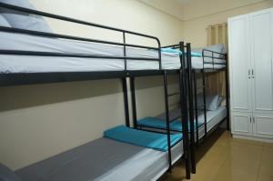 a room with two bunk beds in a room at Mint Homes in CEV Mansion in Manila
