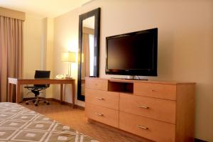 Zimmer mit TV auf der Kommode in der Unterkunft Crowne Plaza Monterrey Aeropuerto, an IHG Hotel in Monterrey