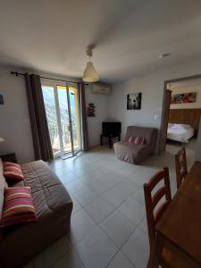 Postel nebo postele na pokoji v ubytování Résidence E CIME ASCO Locations de studios meublés