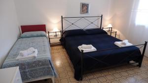 1 dormitorio con 2 camas y toallas. en VILLA CRISTINA N.05, en Lido di Jesolo