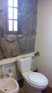 UTU TOCO - casa de piedra en lengua Huarpe في بوتريريلوس: حمام مع مرحاض ومغسلة ونافذة