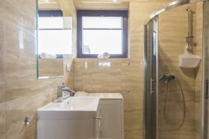 un bagno con wc, lavandino e doccia di Dom na Wzgórzu MyWeek a Polanica-Zdrój Altre 36 foto