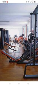 Posilňovňa alebo fitness centrum v ubytovaní AIRPORT HOUSE MARIEl