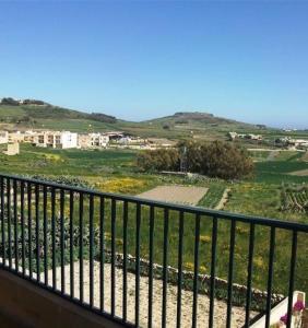 Afbeelding uit fotogalerij van Village Apartments in Kerċem