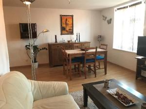un soggiorno con tavolo e una sala da pranzo di Apartment La Rosa (Konstanz) a Costanza
