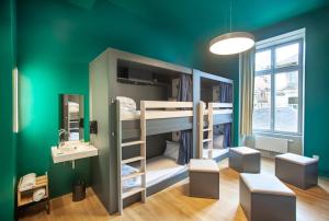 um quarto verde com beliches e um lavatório em The People - Strasbourg em Estrasburgo