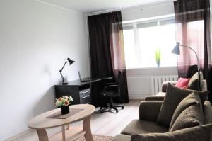 sala de estar con sofá y escritorio en Hiiumaa Family Apartments, en Kärdla