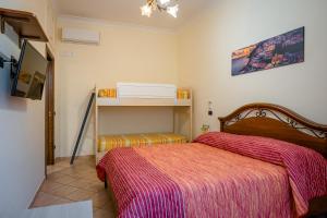 ピモンテにあるCasa Vacanza Anna Mariaのベッドルーム1室(赤い毛布付きのベッド1台付)