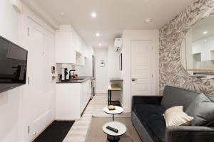 sala de estar con sofá y cocina en 16 Studio Apartment-Hotel in Little Italy by Den Stays, en Montreal