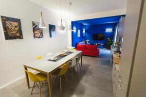 a dining room and living room with a table and chairs at B&B a due passi dal mare in Gela