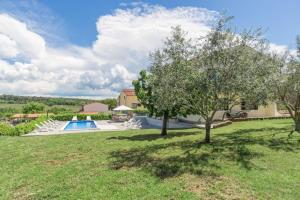 podwórze z drzewami i basenem w obiekcie Holiday Home with pool in Višnjan w mieście Farini