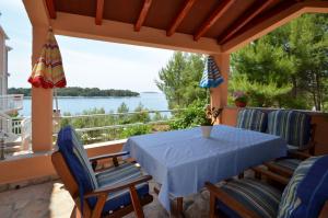 Balkón alebo terasa v ubytovaní Apartment in Karbuni with sea view, terrace, air conditioning, W-LAN 3609-1