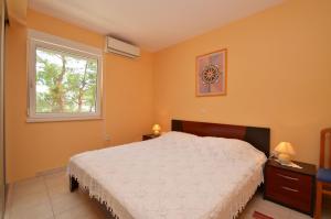Posteľ alebo postele v izbe v ubytovaní Apartment in Karbuni with sea view, terrace, air conditioning, W-LAN 3609-1